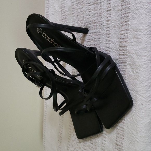 Boohoo black strappy stiletto heels, toe loop, sexy heels, date night. - Picture 1 of 8